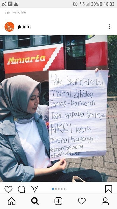 Poster nyeleneh mahasiswi saat aksi demo di depan Gedung DPR, Selasa (24/9/2019). (Dok. Instagram/JKTInfo)