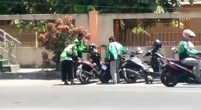 Bus Trans Jogja Seruduk Motor Ojol yang Parkir di Jalur Bus. (Facebook/Fafa)