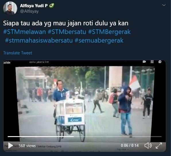 Tukang roti lewat saat bentrokan di Palmerah. (Twitter)