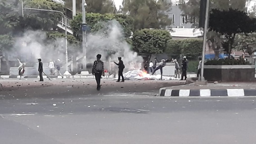 Anak STM bakar-bakaran di bawah kolong jembatan Slipi. (Suara.com/Novian)