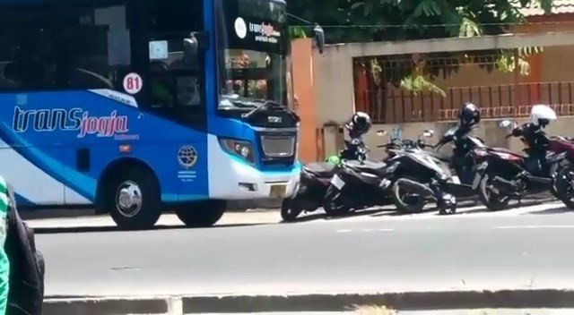 Parkir Motor di Jalur Bus, Motor Ojol Diseruduk Bus Trans ...