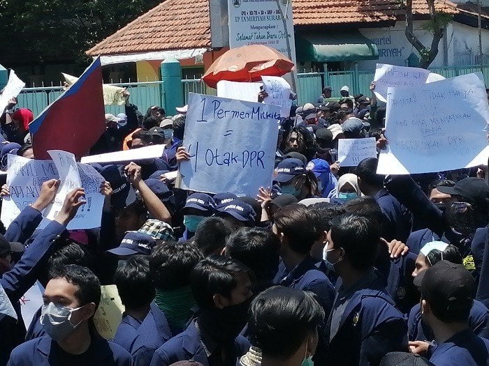 Berbagai tulisan lucu pada poster terdapat saat aksi mahasiswa menolak berbagai RUU bermasalah di Surabaya, Jawa Timur, Selasa (24/9/2019). [Suara.com/Arry Saputra]