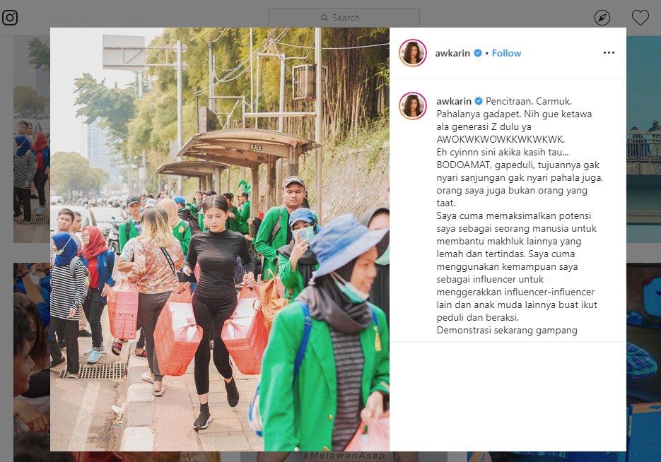 Aksi Berbagi Nasi Kotak Dianggap Pencitraan, Awkarin: Bodo Amat. (instagram.com/awkarin)