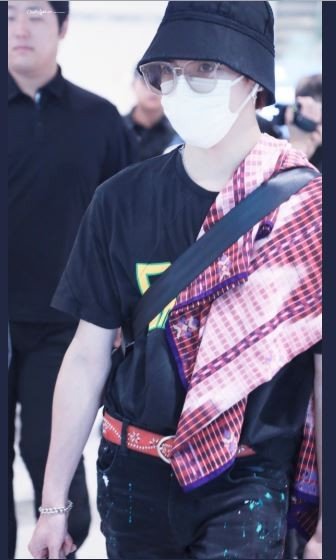 Taeyong NCT127 dengan sarung di Bandara Incheon (twitter.com/CandleLight_TY)