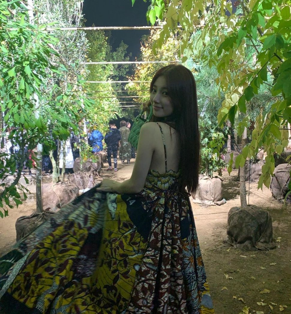 Suzy tampil cantik di Paris Fashion Week. (Instagram/@skuukzky)