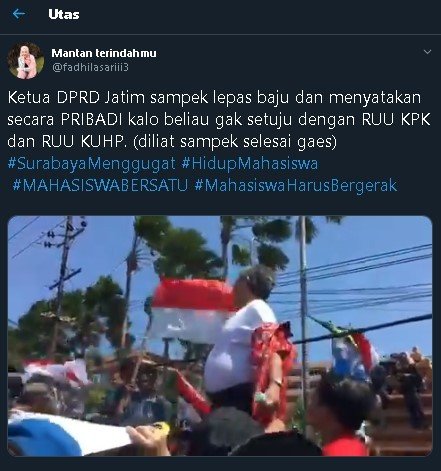 Aksi Ketua DPRD Jatim Kusnadi buka baju di tengah demonstrasi. (Twitter)