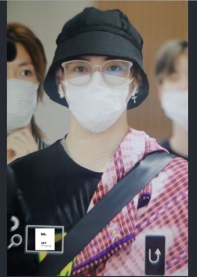 Taeyong NCT127 dengan sarung di Bandara Incheon (twitter.com/BURNINGTIME71)