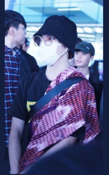 Taeyong NCT127 dengan sarung di Bandara Incheon (twitter.com/CandleLight_TY)