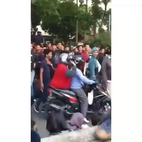 Emak-emak Pemotor di Malang Terobos Demo Mahasiswa. (Instagram/agoez_bandz4)