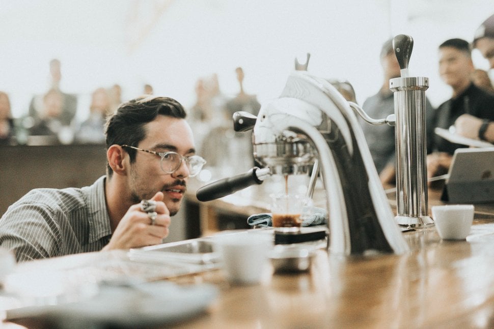 Ilustrasi Barista. (Unsplash/Nathan Dumlao)