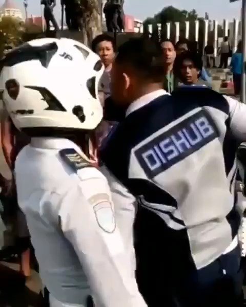 Driver Ojol vs Petugas Dishub. (Instagram)