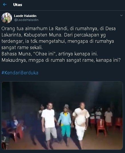 Momen orangtua Randi dituntun ke rumah. (Twitter)