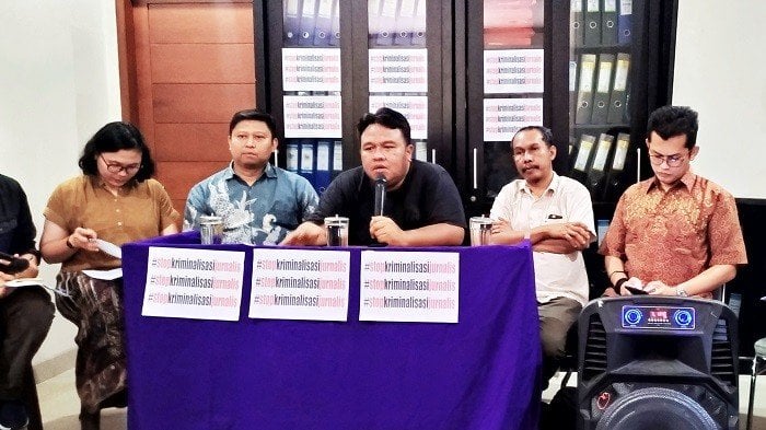 Pendiri Watchdoc Documentary Dandhy Laksono dalam konferensi pers di Kantor AJI Indonesia, Jakarta. (Suara.com/Stephanus Aranditio).
