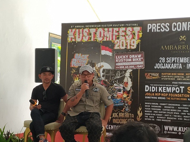 Marzuki Mohamad (Kill The DJ) dan Lulut Wahyudi di Konferensi Pers Kustomfest 2019 Back to The Roots di Gradi, Royal Ambarukmo, Yogyakarta. (Mobimoto.com/Praba Mustika)