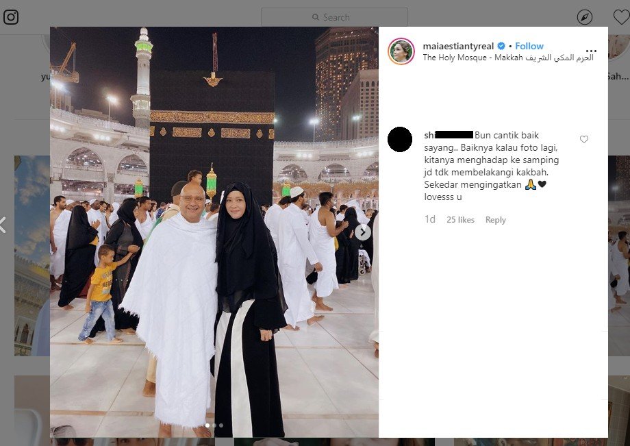 Maia Estianty umrah bareng suami, diingatkan untuk tidak membelakangi kakbah saat berfoto. (instagram.com/maiaestiantyreal)