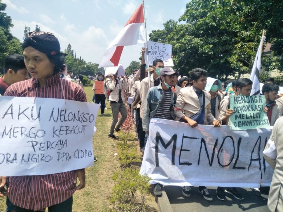 Poster aksi mahasiswa di Gejayan Memanggil 2. (Suara.com/Husna Rahmayunita)