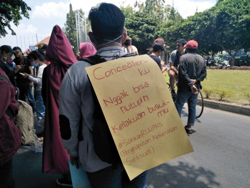 Poster aksi mahasiswa di Gejayan Memanggil 2. (Suara.com/Husna Rahmayunita)