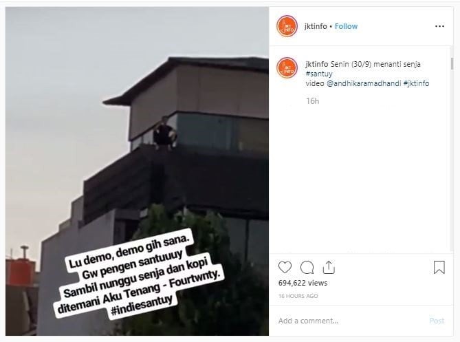 Viral Video Pria Menikmati Kopi dan Senja Saat Demo (instagram.com/jktinfo)