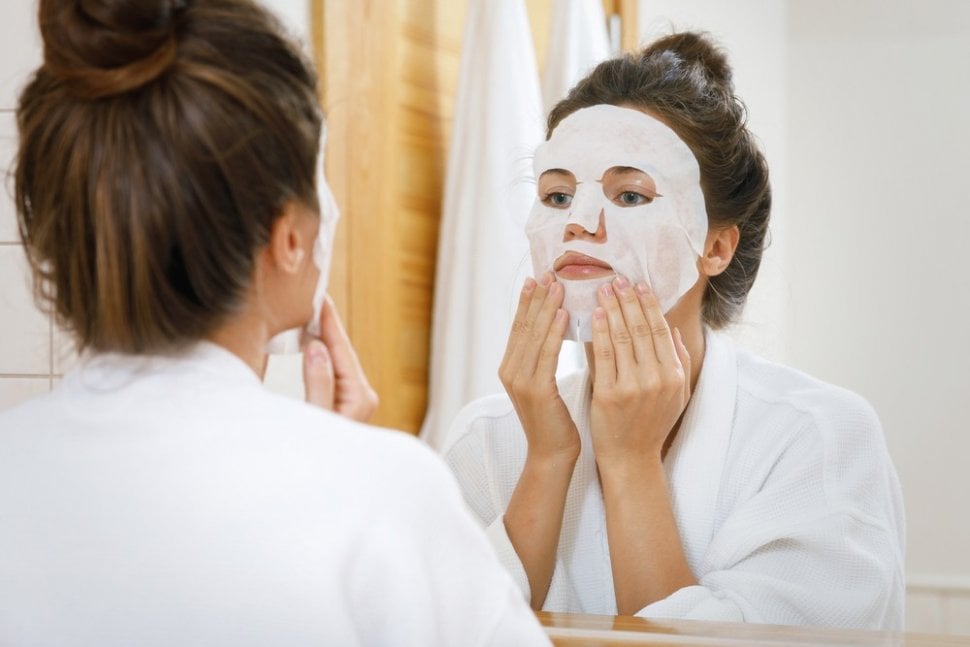 Menggunakan sheet mask untuk perawatan wajah. (Shutterstock)