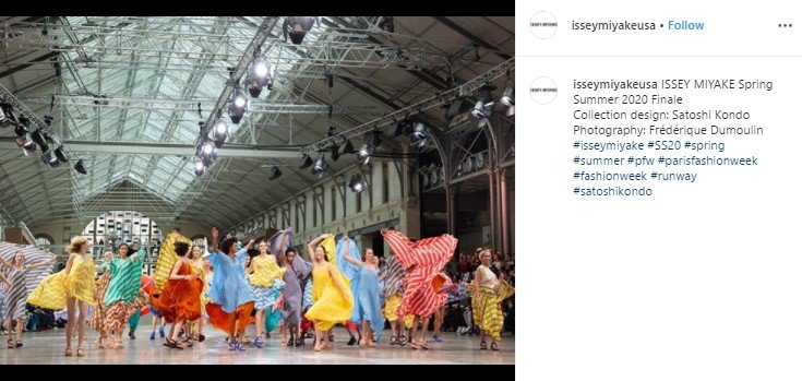 Gaun terbang di Paris Fashion Week 2019. (Instagram/@isseymiyakeusa)