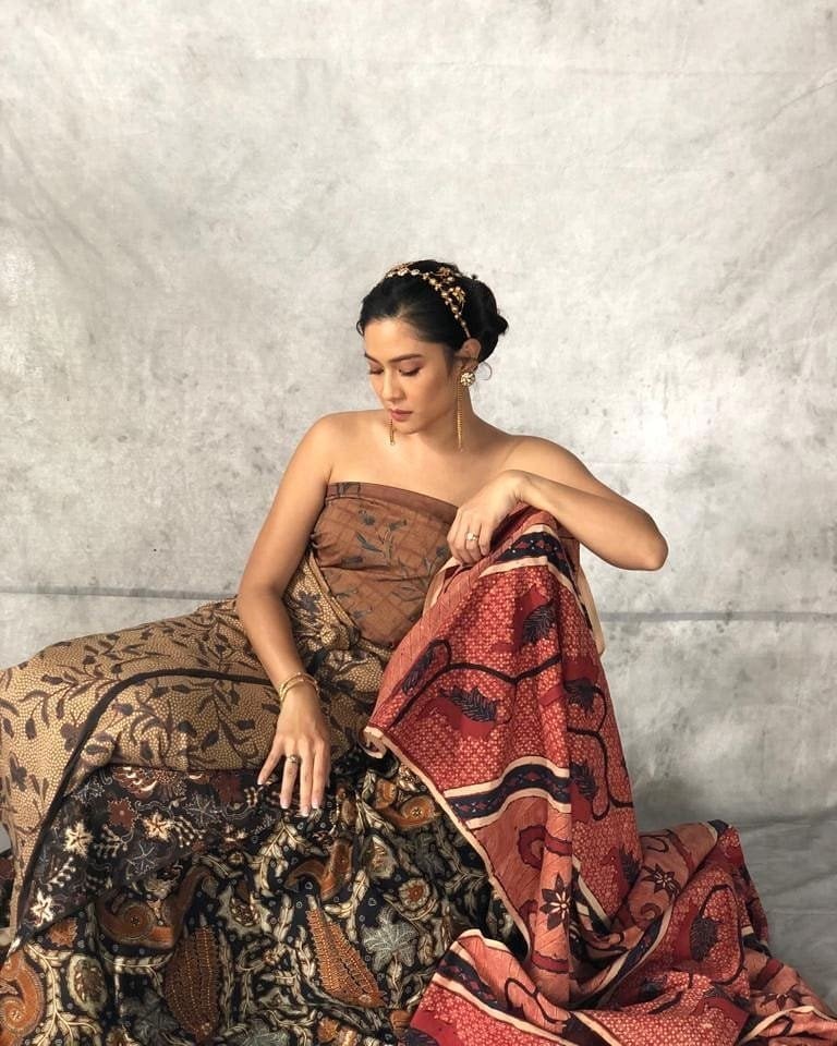 Dian Sastro memaknai batik di Hari Batik Nasional. (Dok. Instagram)