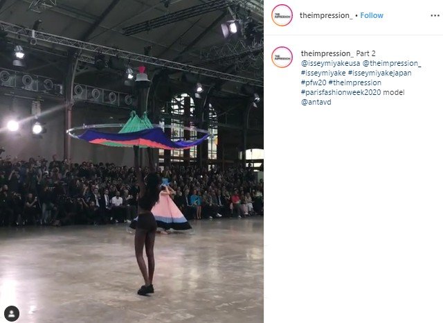 Model Pakai Baju yang Terbang dari Langit di Paris Fashion Week 2019. (Instagram/@theimpression_)