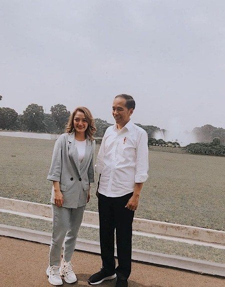 Siti Badriah pose bareng Jokowi [Instagram]