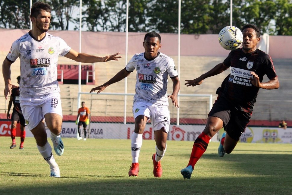 Pesepak bola Persipura Yohanes Tjoe (kanan) mendapat hadangan pesepak bola Tira Persikabo Muhammad Kasim (tengah) dan Khurshed (kiri) pada lanjutan Liga 1 2019 di Stadion Gelora Delta Sidoarjo, Jawa Timur, Rabu (2/10/2019). Persipura menang atas Tira Persikabo dengan skor akhir 3-0. ANTARA FOTO/Umarul Faruq/foc.