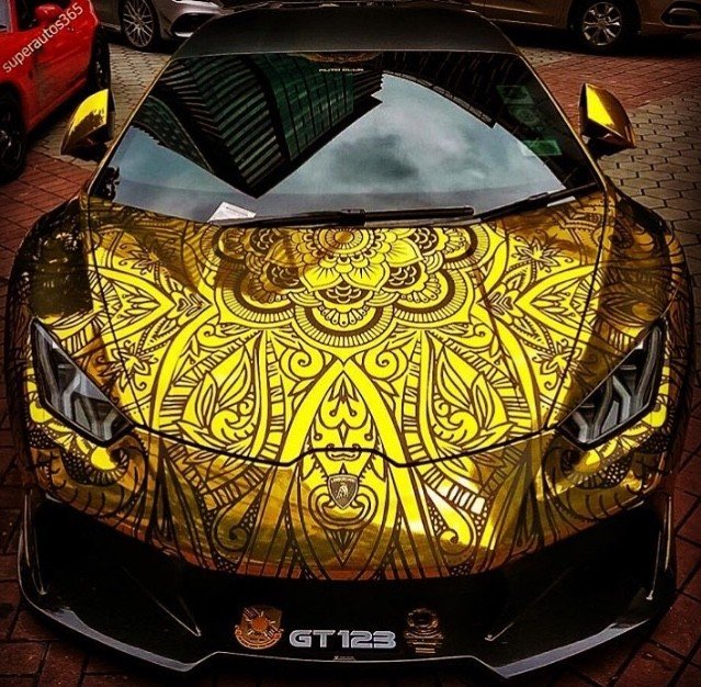 Lamborghini batik [Instagram: the_unstoppabl3].