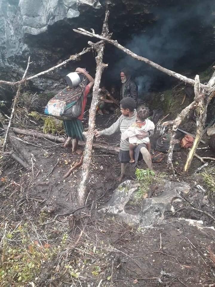 Pengungsi Nduga yang sudah 9 bulan terlunta-lunta di daerah pegunungan dan hutan, tanpa bantuan pemerintah. [dokumentasi]