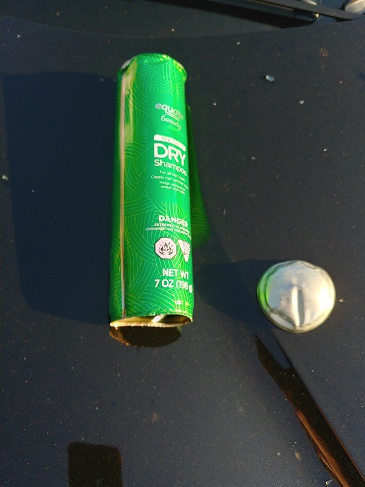 Dry shampoo hancurkan mobil. (Facebook/Christine Bader Debrecht)