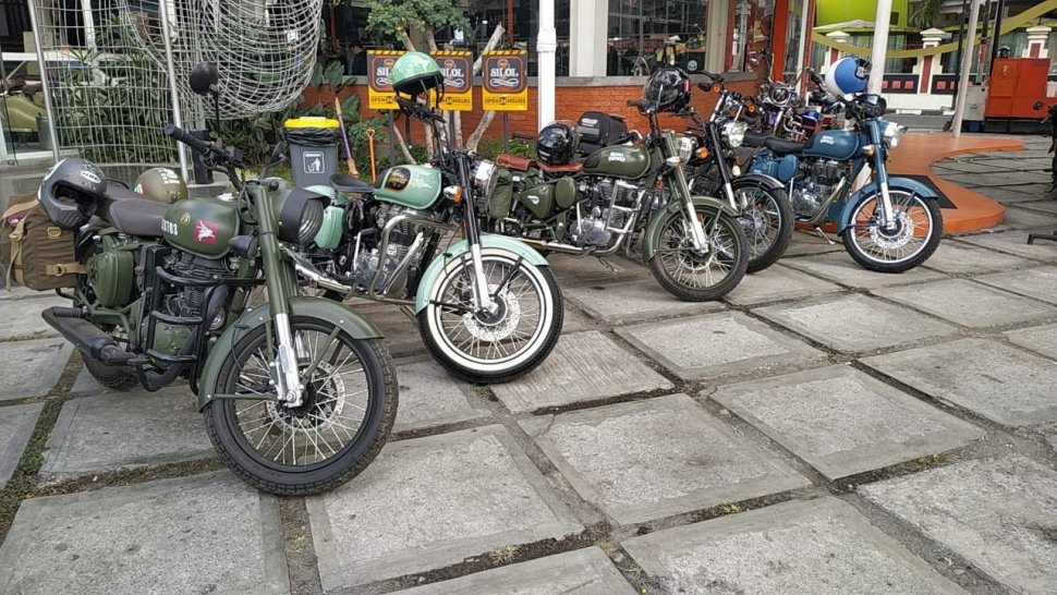 Deretan Motor Royal Enfield Sebelum Melakukan Rolling Thunder di Yogyakarta. (Mobimoto.com/Praba Mustika)