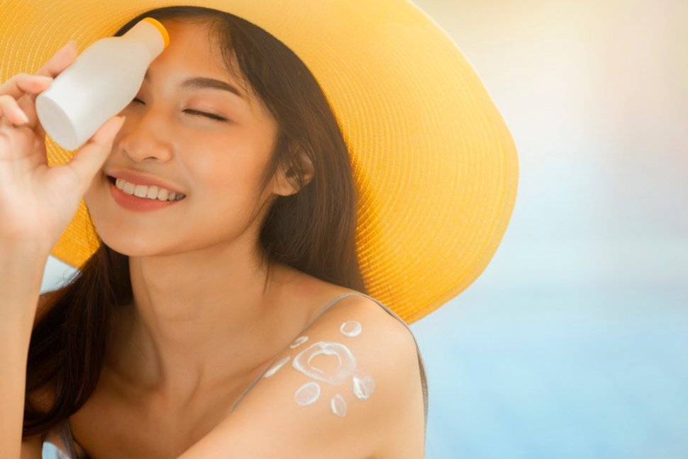 Perempuan menggunakan sunscreen. (Shutterstock)
