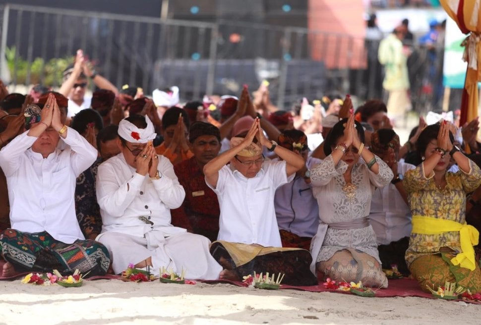 Gubernur Bali I Wayan Koster dalam rangkaian acara Upacara Pakelem di Nusa Penida Festival 2019.