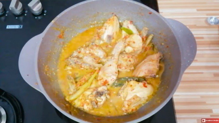 Cara membuat Ayam Woku Pedas. (Youtube/Dapur Adis)