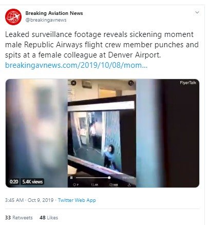 Dua karyawan bertengkar di depan pintu pesawat. (Twitter/breakingavnews)