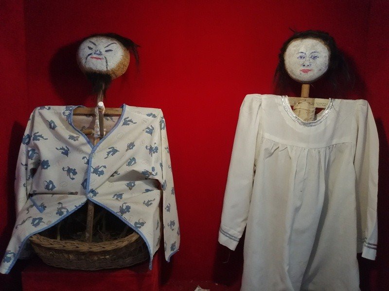 Barang barang bersejarah di Museum Santat atau Museum Kesehatan Dr Adhyatma di Surabaya [Suara.com/Arry]