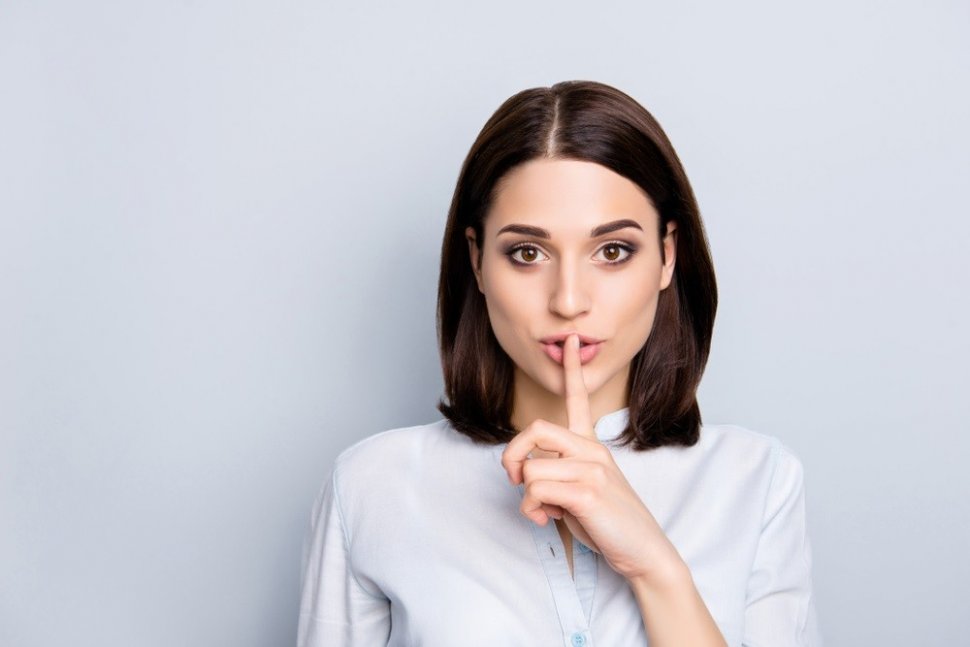Ilustrasi seorang perempuan memberikan petunjuk jangan ganggu. [Shutterstock]