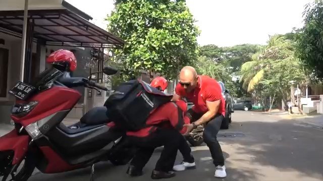 Kurir Antar Barang J&T Dikerjai Deddy Corbuzier, Diberi Motor dan Ponsel Anyar. (YouTube/Deddy Corbuzier)