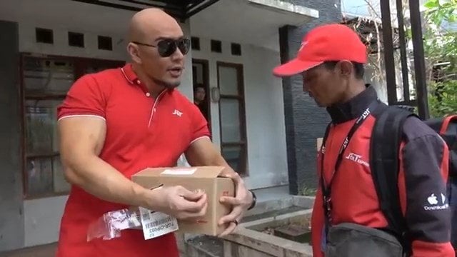 Kurir Antar Barang J&T Dikerjai Deddy Corbuzier, Diberi Motor dan Ponsel Anyar. (YouTube/Deddy Corbuzier)