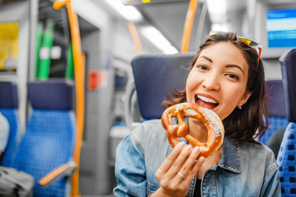 ilustrasi makan di kereta, makan di transportasi umum, makan di bus [shutterstock]