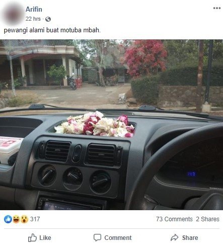 Bunga di Dasbor Mobil Sebagai Pewangi Alami. (Facebook/Arifin)