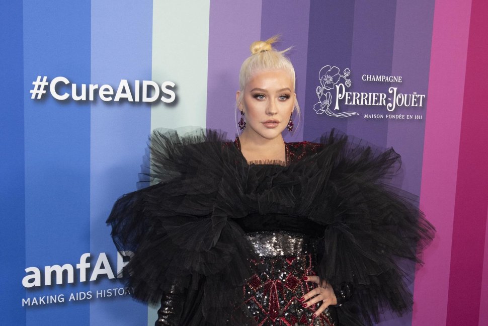 Penyanyi Christina Aguilera berpose saat tiba menghadiri 10th amfAR Gala di Los Angeles, California, Amerika Serikat, Jumat (11/10). [AFP Photo/Nick Agro]