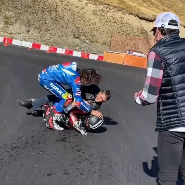 Para Pembalap MotoGP Bercanda di Sirkuit Andorra Pas De La Casa. (Instagram/aleixespargaro)