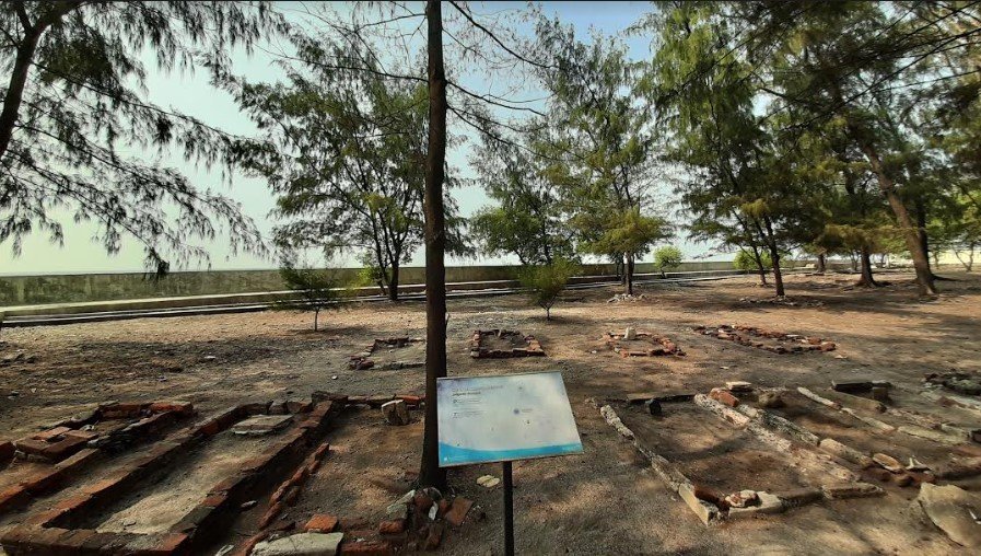 Makam Pribumi di Pulau Onrust. (Suara.com/Dini Afrianti Efendi)