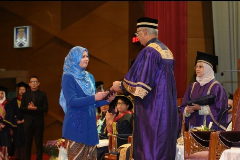 Nor Aziah Yahaya (45). Perempuan tersebut, mendatangi acara wisuda sang suami, Syed Shahfuddin Syed Zainal Abidin, yang sudah 10 bulan meninggal dunia. [Twitter/Mstar]