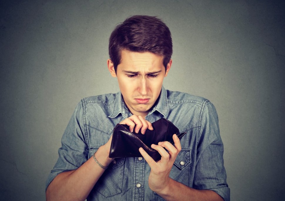 Ilustrasi tak punya duit, nggak punya duitm dompet kosong, miskin [shutterstock]