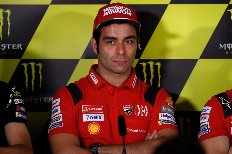 Pebalap Mission Winnow Ducati, Danilo Petrucci, saat menghadiri konferensi pers MotoGP Catalunya di Sirkuit Montmelo, Kamis (13/6/2019). [AFP/Lluis Gene]