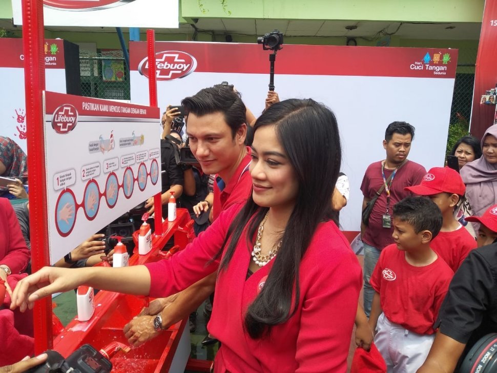 Titi Kamal dan Christian Sugiono dalam Perayaan Hari Cuci Tangan Sedunia 2019. (Suara.com/Aflaha Rizal)