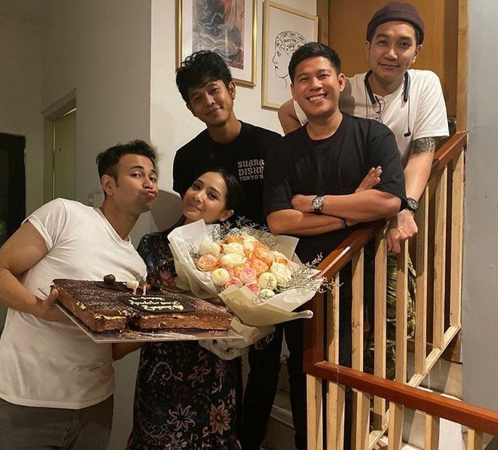 Raffi Ahmad dan Nagita Slavina dapat kejutan di ultah ke-5 pernikahan. [Instagram]